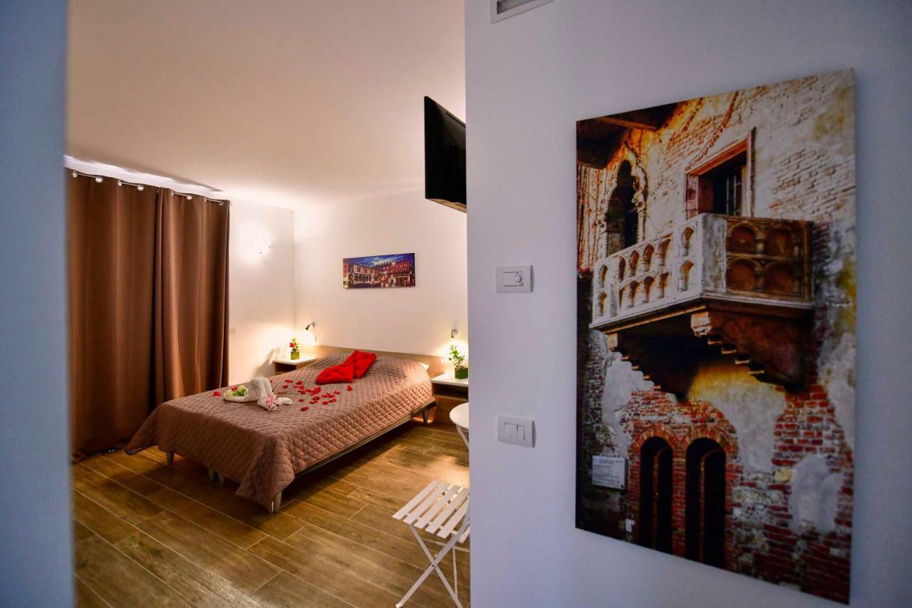Divine Cécile Affittacamere Garda (Verona)